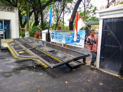 Bum!!! Gerbang DPRD Sumut Tumbang Didobrak Mahasiswa Penolak UU MD3