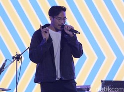 Nyanyi HipHop Bareng Adrian Khalif di dHOT Music Day 2018