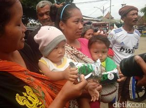 Kunjungi Pasar Kanoman Cirebon, Deddy Mizwar Bagikan Biskuit Bayi Kunjungi Pasar Kanoman Cirebon, Deddy Mizwar Bagikan Biskuit Bayi