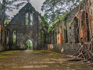 Foto: Ross Island, Pulau Hantu yang Bangunannya Dimakan Hutan
