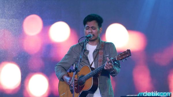 Dibuai Suara Merdu Rendy Pandugo di dHOT Music Day 2018