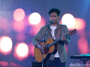 Dibuai Suara Merdu Rendy Pandugo di dHOT Music Day 2018