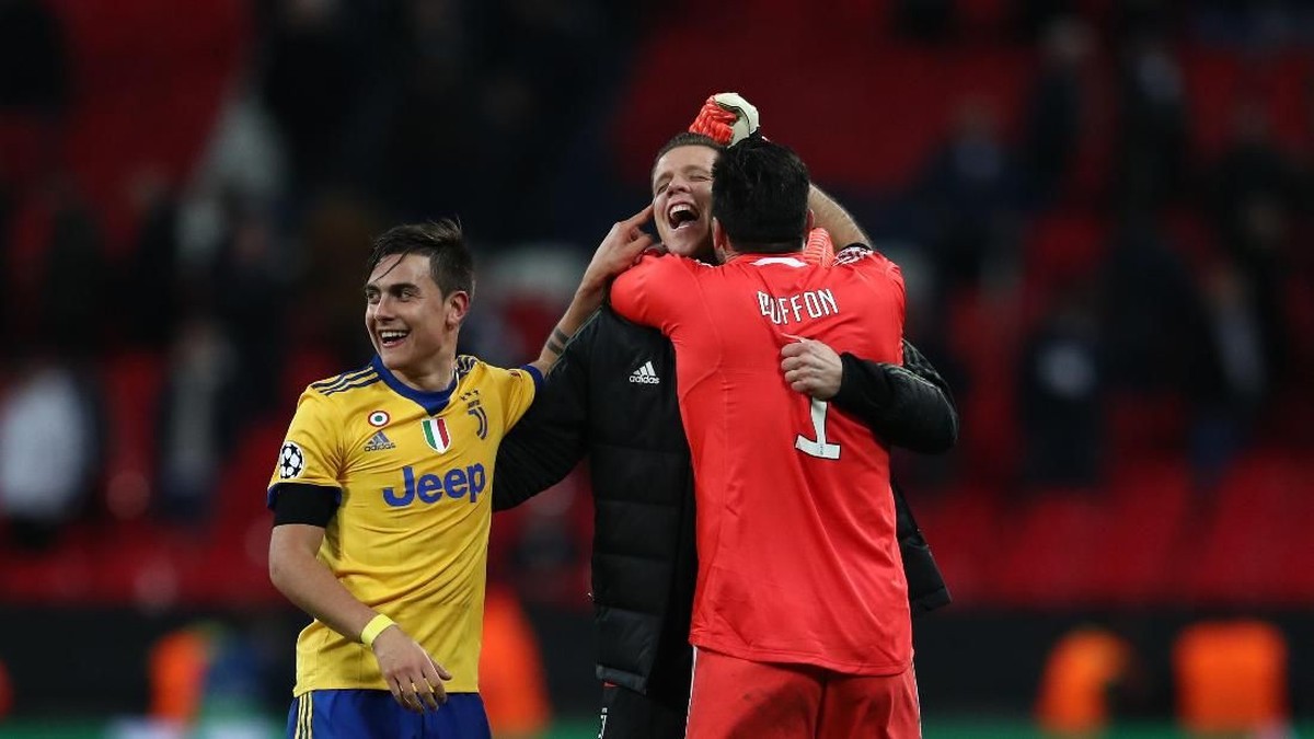 Wojciech Szczesny merayakan kemenangan Juventus atas Tottenham Hotspur bersama Gianluigi Buffon dan Paulo Dybala.