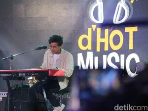 Alunan Musik Jazz Ardhito Pramono di Panggung dHOT Music Day 2018 Alunan Musik Jazz Ardhito Pramono di Panggung dHOT Music Day 2018