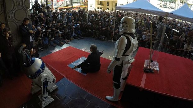 Mark Hamill ditemani Stormtroopers mendapat bintang Hollywood.