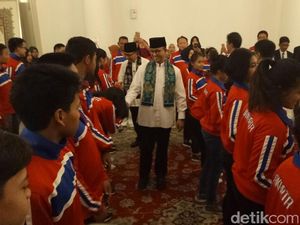 Lepas Kontingen Karate, Begini Cara Anies Semangati Atlet