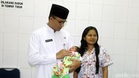 Kunjungi Puskesmas, Anies Gendong Bayi