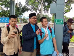 Ridwan Kamil Jadi Sasaran Selfie Roker di Stasiun Pasar Minggu