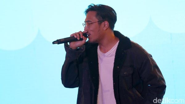 Penampilan Adrian Khalif di dHOT Music Day 2018 yang Bikin Jatuh Hati