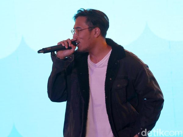 Penampilan Adrian Khalif di dHOT Music Day 2018 yang Bikin Jatuh Hati