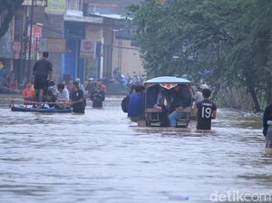 Warga Kabupaten Bandung Terobos Banjir Pakai Delman dan Perahu