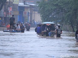 Warga Kabupaten Bandung Terobos Banjir Pakai Delman dan Perahu