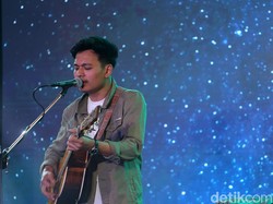 Bikin Deg-degan, Lihat Penampilan Rendy Pandugo di dHOT Music Day 2018