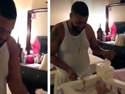 Begini Reaksi Ayah Saat Mengganti Popok Anak Pertama Kali