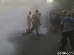 Tolak UU MD3, Mahasiswa Semarang Bakar Pocongan di Tengah Jalan