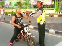 Malu Dong, Kambing Aja Pakai Helm