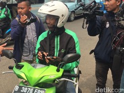 Polisi Tegur Pemotor yang Pakai GPS Saat Nyetir di Jatinegara
