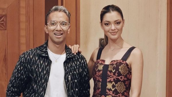 Foto: Cantiknya Miss Universe 2017 Pakai Songket Bali IKAT Indonesia