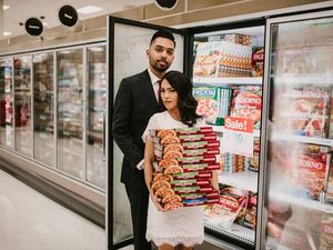 Unik! 10 Foto Pernikahan di Supermarket Ini Bikin Netizen Baper