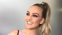 Perrie Edwards adalah anggota grup musim Little Mix. Gadis dengan rambut pirang ini menjalni hubungan dengan pemain tengah Liverpool, Alex-Oxlade Chamberlain. (Foto: dok. Instagram)