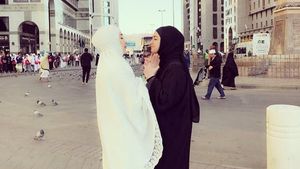 Foto: 8 Gaya Hijab Minimalis Ala Tia Ivanka