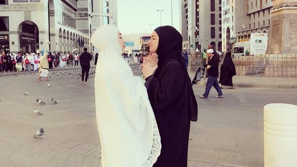 Foto: 8 Gaya Hijab Minimalis Ala Tia Ivanka Foto: 8 Gaya Hijab Minimalis Ala Tia Ivanka