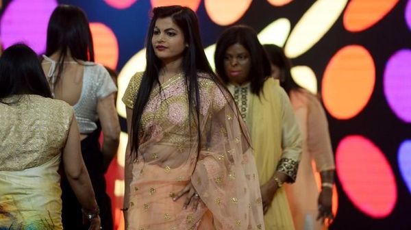 Potret Inspiratif Saat Wanita Korban Siraman Air Keras Jadi Model Catwalk