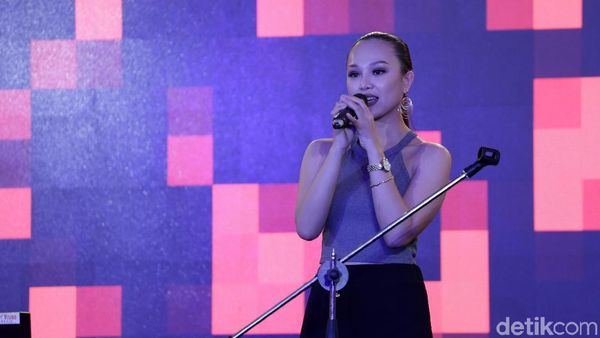 Terpikat Pesona Angela Vero