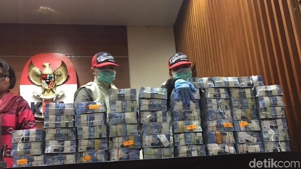 Ini Tumpukan Duit Suap Walkot Kendari yang Sempat Dilarikan ke Hutan