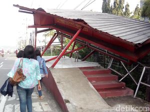 Ditabrak Truk Tronton, 2 Halte Bus Trans Jateng Rusak Parah