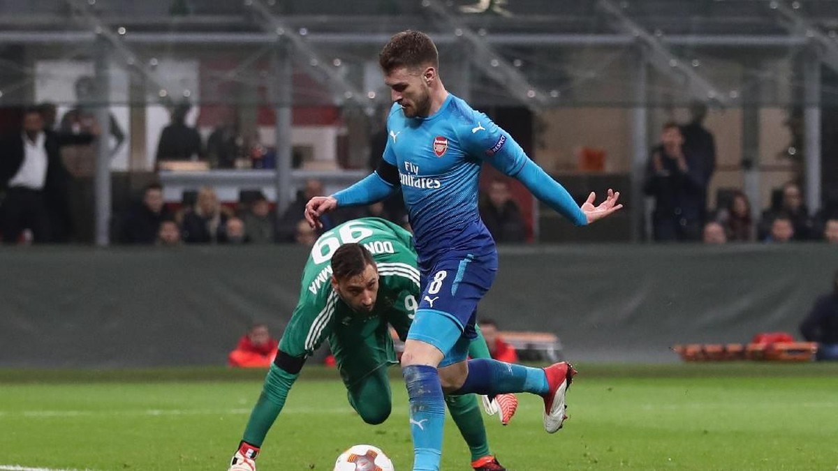 Aaron Ramsey saat mencetak gol ke gawang AC Milan di San Siro. (Foto: Catherine Ivill/Getty Images)