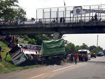 Foto: Ini Bus dan Truk yang Kecelakaan di Tol Cikampek