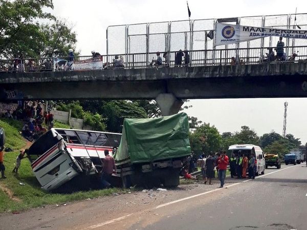 Foto: Ini Bus dan Truk yang Kecelakaan di Tol Cikampek