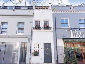 Rumah Ini Lebarnya Cuma 2 Meter Lho, Mau Lihat Dalamnya?