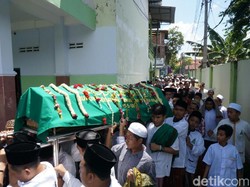 Adik Kandung Gus Dur Dimakamkan di Tebuireng