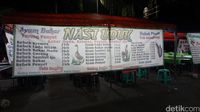 Tenda nasi uduk yang sanggup kau cicip di sentra masakan TMP Kalibata.