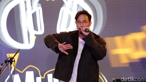 Adrian Khalif saat tampil di d'HOT Music Day 2018.