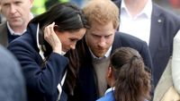 Foto: So Sweet! Momen Meghan Markle Peluk Siswi SD di Hari Perempuan Sedunia