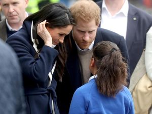 Foto: So Sweet! Momen Meghan Markle Peluk Siswi SD di Hari Perempuan Sedunia