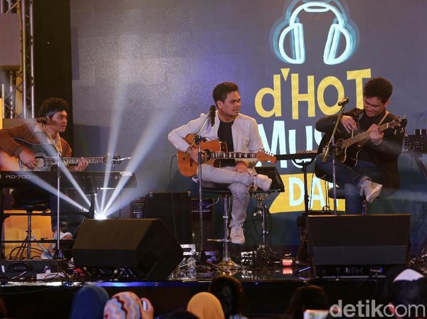 Aksi The Overtunes di dHOT Music Day 2018
