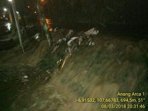 Tanggul Sungai Cikiley Bandung Jebol, Rumah Warga Terendam Banjir