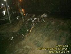 Tanggul Sungai Cikiley Bandung Jebol, Rumah Warga Terendam Banjir