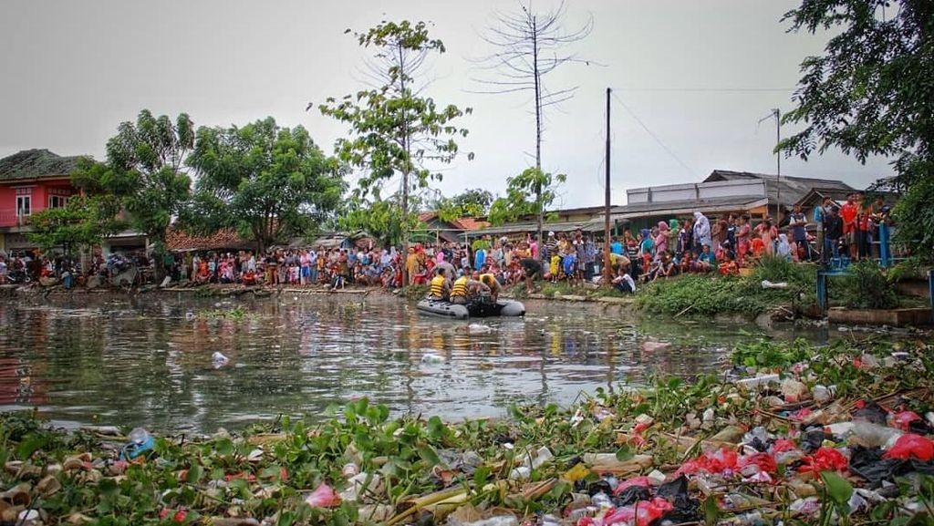 Foto: Kali Penuh Sampah yang Sulitkan Pencarian Jenazah Bocah Rohim