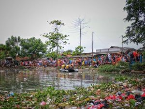 Foto: Kali Penuh Sampah yang Sulitkan Pencarian Jenazah Bocah Rohim Foto: Kali Penuh Sampah yang Sulitkan Pencarian Jenazah Bocah Rohim