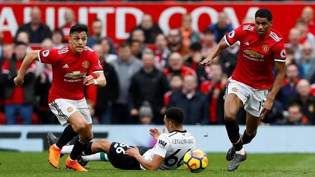Marcus Rashford (kanan) menjadi salah satu pemain yang dapat mengisi lini depan Manchester United.