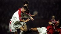 Michael Owen yang bermain untuk Liverpool dan Manchester United membuat enam gol sepanjang penampilan di North West Derby ini. (Ross Kinnaird /Allsport)
