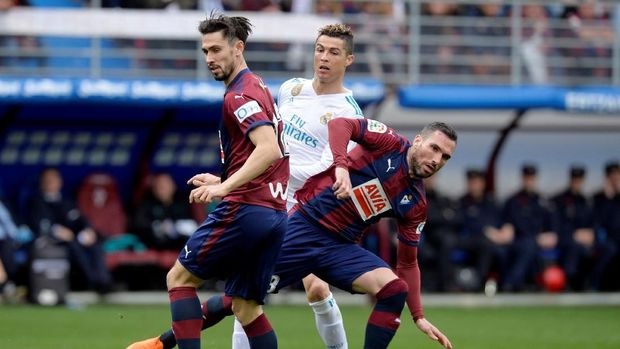 Cristiano Ronaldo membawa Real Madrid meraih kemenangan di markas Eibar.