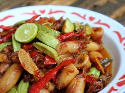 Makan Siang Apa? Gimana Kalau Pakai 10  Tumis Cumi Asin Pedas Ini!