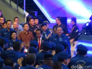 Jokowi Ikut Berdiri Saat Mars Partai Demokrat Dinyanyikan