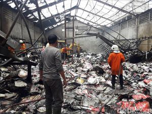 Pabrik Kertas di Tambaksari Terbakar, Kerugian Diperkirakan Rp 1 M